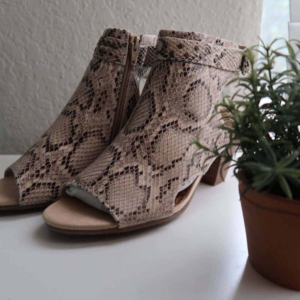 BareTraps Snakeskin tan sandal heels Size 9.5M - Picture 3 of 11